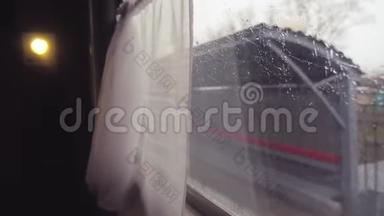 <strong>火车</strong>从<strong>火车</strong>站出发。 从<strong>火车</strong>窗口的视图，车窗上的雨。 人口
